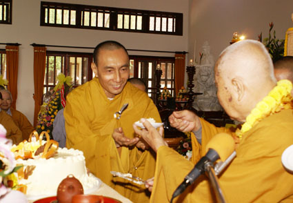 Ehrwürdiger Abt Zen-Meister Thich Thong Phuong