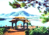 Eines der Haupteingangstore - Blick auf Tuyen Lam See, Südvietnam