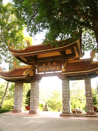 Truc Lam Yen Tu Zen-Kloster - eines der Haupteingangstore, Nordvietnam