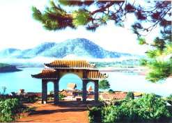 Eines der Haupteingangstore - Blick auf Tuyen Lam See, Südvietnam